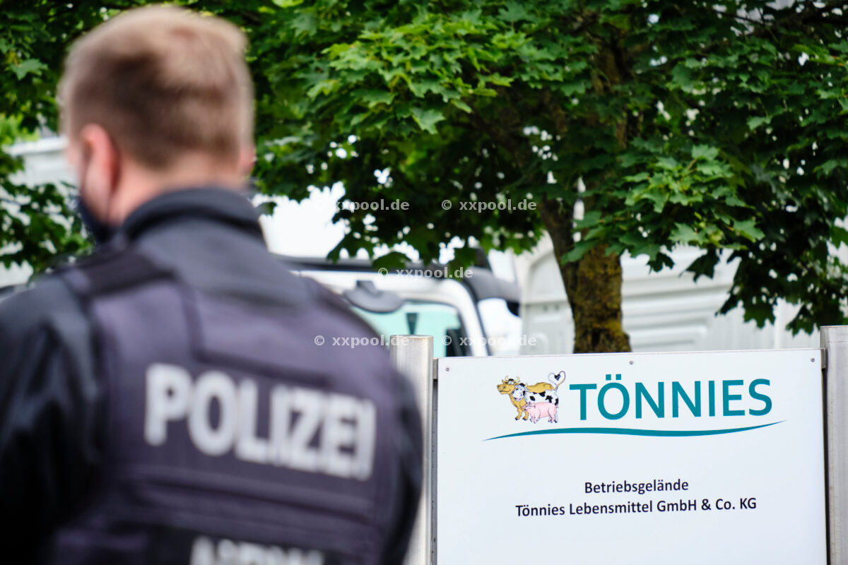 Tierschützer besetzen Tönnies Dach