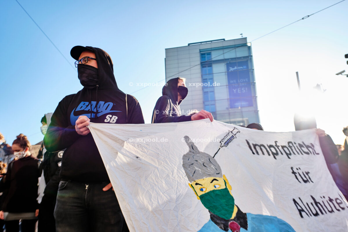 Proteste gegen Pandemiemaßnahmen - Gegenprotest