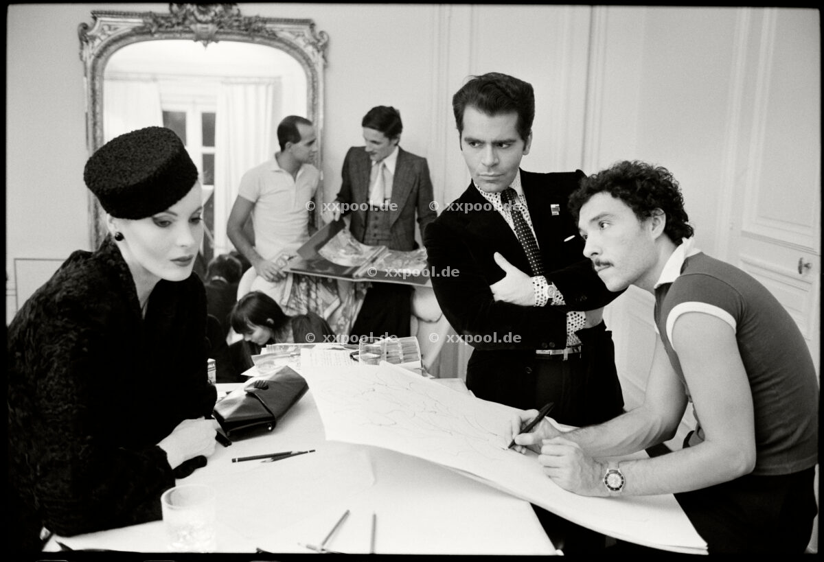 Karl Lagerfeld, deutscher Modedesigner. Karl Lagerfelds art director Antonio Lopez draws muse Eija at Maison Chloé. FRANCE, Fashion designer Karl Lagerfelds art director Antonio Lopez and muse Eija at Maison Chloé in Paris, 1972 - in the background Lagerfeldts lover Jacques de Bascher. © 2011.  . Max Scheler Estate / Agentur Focus